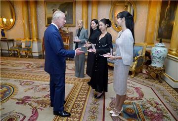 König Charles III. ehrt Blackpink im Buckingham Palast.