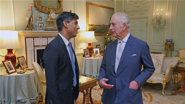 König Charles III.: Von Botschaften zu Tränen gerührt König Charles III. empfängt Premierminister Rishi Sunak (l) im Buckingham-Palast.