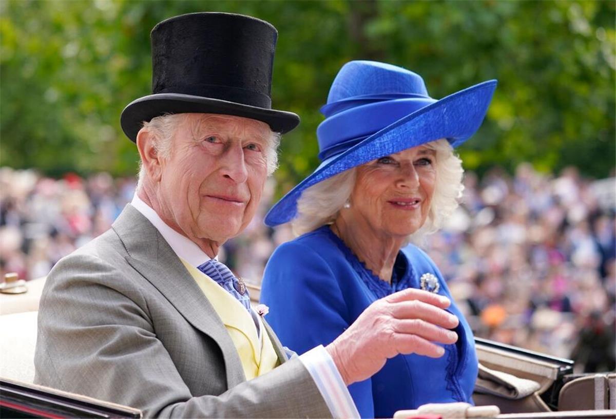 Exzentrische Hüte: Britinnen feiern in Ascot König Charles III. (l) und Königin Camilla kommen in einer Kutsche in Ascot an.