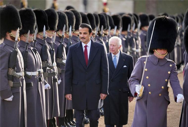 König Charles III. (M.) empfing den Emir auf dem Paradeplatz Horse Guards Parade.