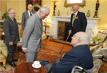 König Charles III. (m) von Großbritannien  bei einer Audienz im Buckingham-Palast mit Veteranen des Koreakriegs.