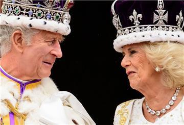 König Charles III. und Königin Camilla  nach ihrer Krönung auf dem Balkon des Buckingham-Palastes.