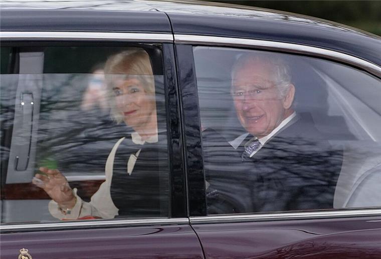 Nach Krebsdiagnose: Hoffen auf royale Aussöhnung König Charles III. und Königin Camilla verlassen in einer Limousine das Clarence House in London.