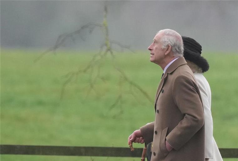 König Charles III. und Königin Camilla verlassen Mitte Februar einen Sonntagsgottesdienst in der St. Mary Magdalene Church.