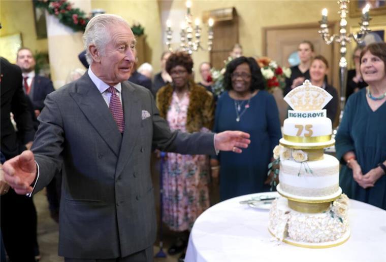König Charles steht am Vorabend seines 75. Geburtstages in Highgrove neben seiner Geburtstagstorte.