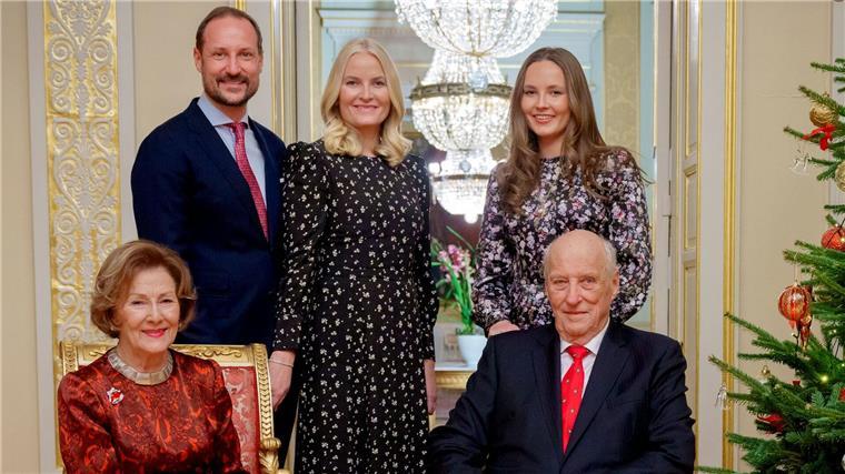 Mette-Marit: Lage mit Sohn Marius „wirklich hart für uns“ König Harald V. (vorne rechts) erkrankte im Malaysia-Urlaub: „Die Lage war sehr ernst“. (Archivbild)