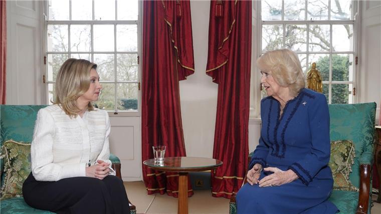 Königin Camilla empfängt Selenskyjs Frau in London Königin Camilla (r) im Gespräch mit Olena Selenska.