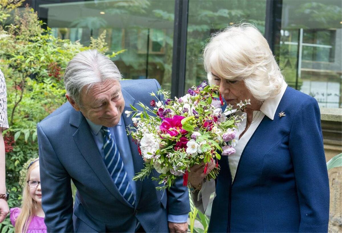 Königin Camilla von Großbritannien zusammen mit Alan Titchmarsh auf der Ausstellung Gardening Bohemia im Gartenmuseum in London.