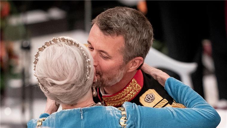 Live im Ersten: Amtsübergabe an Dänemarks neuen König Königin Margrethe II. geht und Kronprinz Frederik wird König.