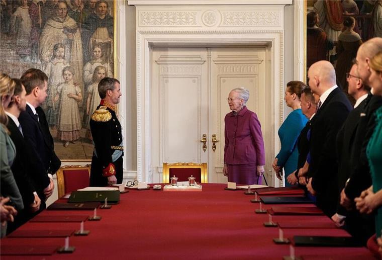 Königin Margrethe II. von Dänemark überlässt ihrem Sohn, dem dänischen König Frederik X., den Platz am Kopf des Tisches.
