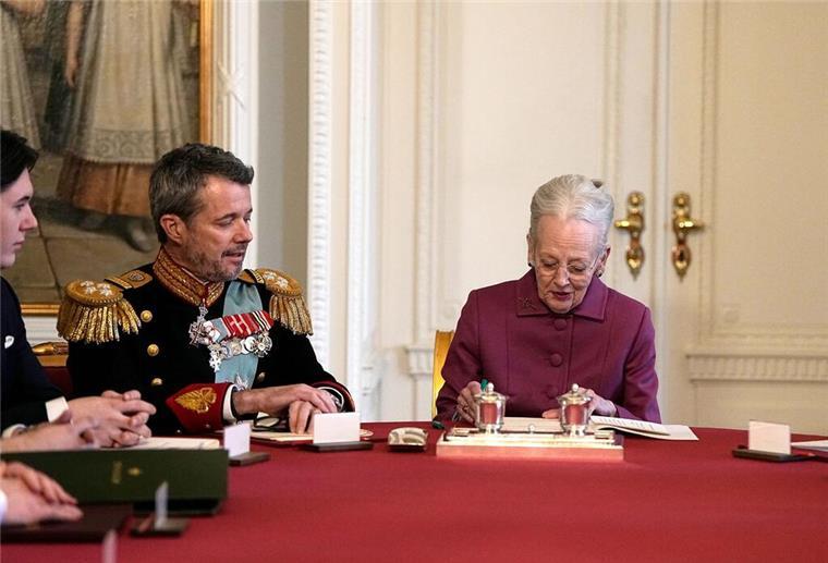 Königin Margrethe II. von Dänemark unterzeichnet im Staatsrat von Schloss Christiansborg die Abdankungserklärung.