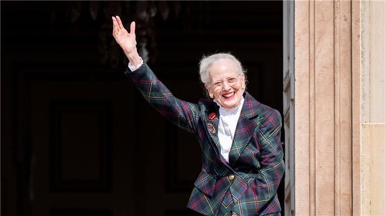 Königin Margrethe - Eine besondere Dänin wird 85 Königin Margrethe winkt an ihrem 85. Geburtstag den Gratulanten auf Schloss Fredensborg zu.
