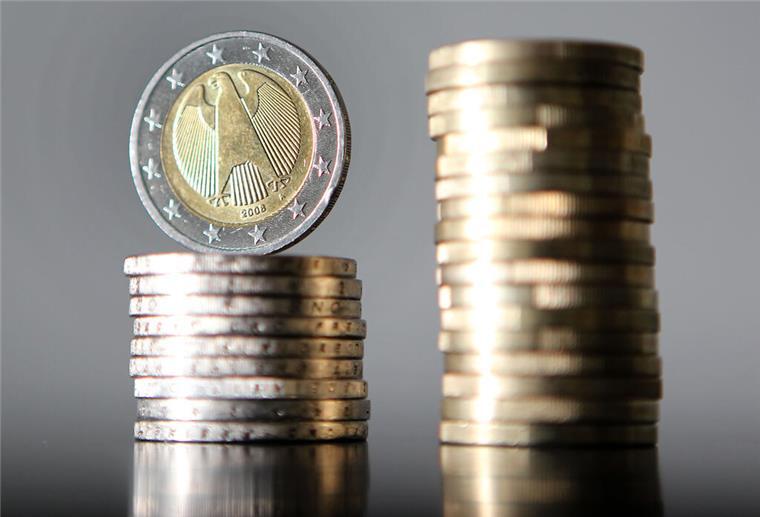 Mehre Zwei-Euro-Münzen liegen aufeinandergestapelt