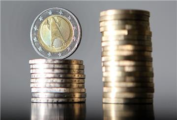 Mehre Zwei-Euro-Münzen liegen aufeinandergestapelt