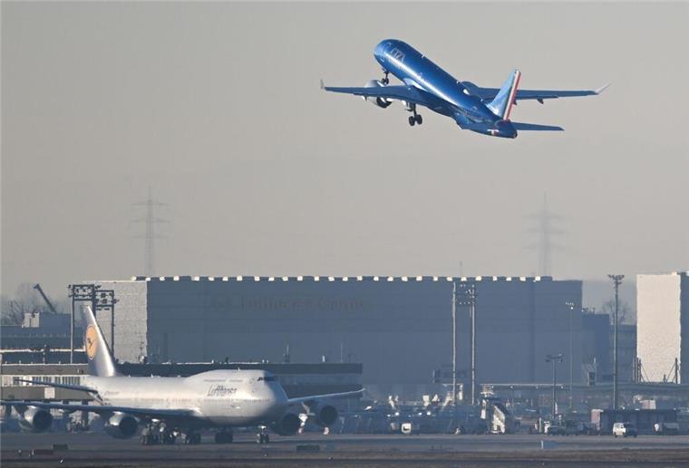 Ein Flugzeug startet am Frankfurter Flughafen über einer Boeing 747-8. Können Urlauber bald für 1 Euro in die Ferien fliegen? Ein neuer Sitz soll es möglich machen. Doch er kommt mit einem Nachteil.