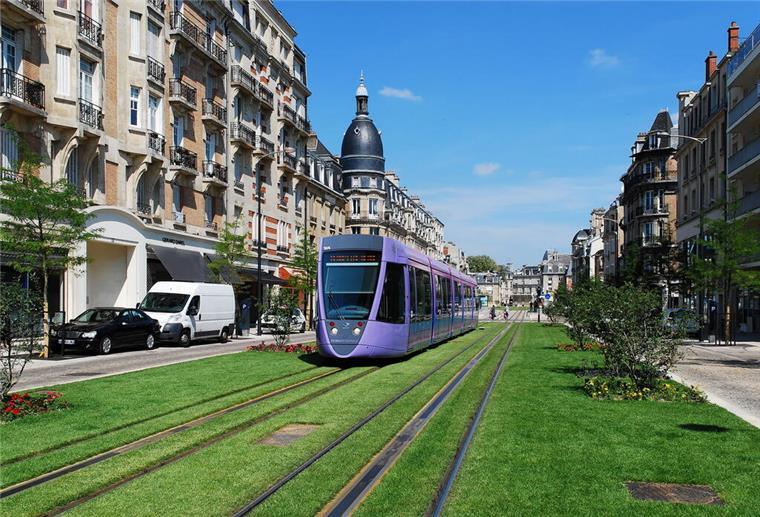 Straßenbahn in der Stadt Reims in Frankreich.