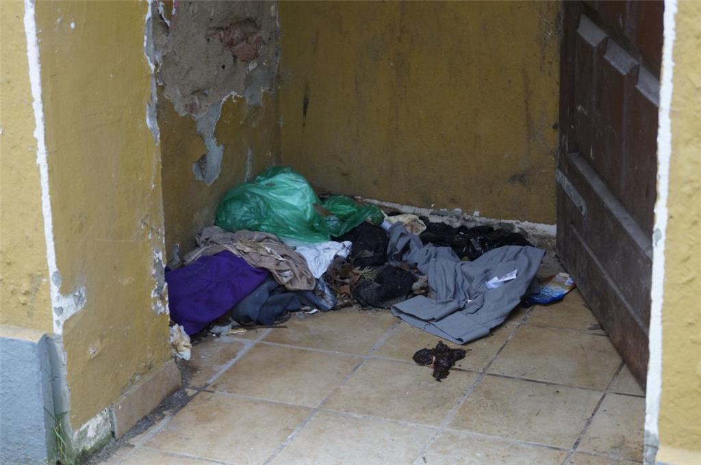 Körnerstraße in Lehe: Müll im Hauseingang. Foto: Hinkelmann