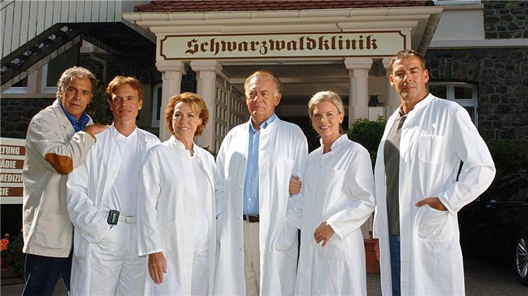Serienstar und Charakterdarsteller: Kohlund wird 75 Kohlund als Professor Vollmers in der Serie „Die Schwarzwaldklinik“. (Archivbild)