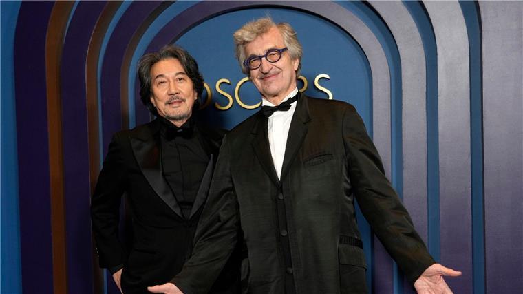 Star-Gala: Ehren-Oscars für Angela Bassett und Mel Brooks Koji Yakusho und Wim Wenders haben zusammen den Film „Perfect Days“ gedreht.