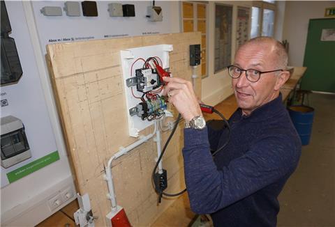 Elektromeister Rainer Marks am Arbeiten
