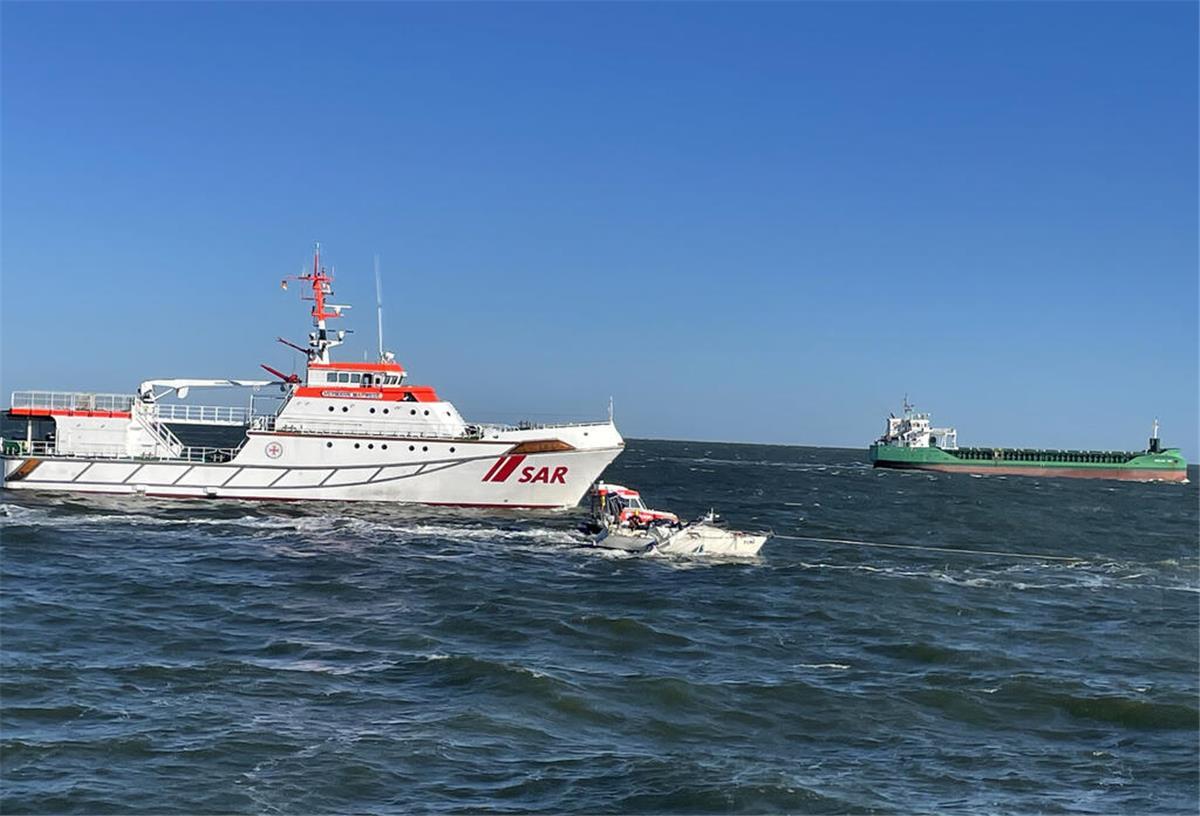Schiffsunfall auf der Nordsee: Segelyacht prallt gegen Frachtschiff Kollision auf der Nordsee: Vor Cuxhaven stießen eine Segelyacht und ein Frachter zusammen. Zum Glück gab es keine Verletzten, aber die Yacht wurde schwer beschädigt und musste von den Seenotrettern geborgen werden.