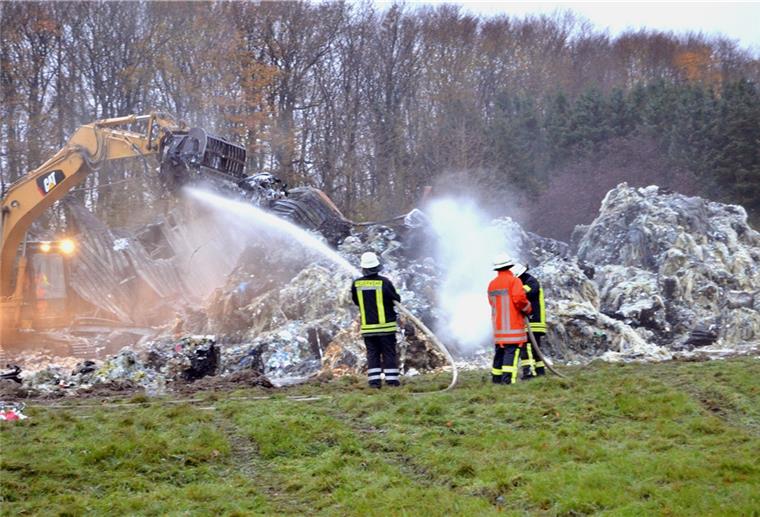 Kommen die Feuerwehrleute aus Loxstedt zum Einsatz, hier beim Brand auf dem ehemaligen Sörgel-Gelände, begeben sie sich nicht nur in akute Gefahr, auch Krankheiten wie Krebs können durch Schadstoffe aus dem Einsatz gefördert werden. Deshalb sollen die Kameraden durch ein neues Hygienekonzept geschützt werden.