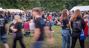 Kommen und Gehen: das Gelände bot trotz kleiner Fläche genügend Rückzugsmöglichk...
