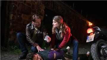 Kommissar Winkler (Kai Scheve, l) und seine Kollegin Szabo (Lara Mandoki) durchsuchen Pavel Svoboda (Raphael Keric) und finden Drogen in einer Szene von „Erzgebirgskrimi - Die Tränen der Mütter“.