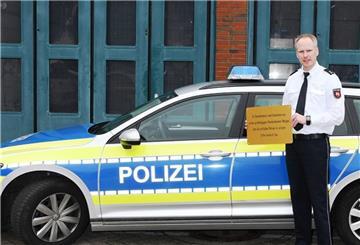 Kommissariatsleiter Patrick Hublitz mit der Plakette.