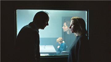 Kommissariatsleiter Peter Michael Schnabel (Martin Brambach) und Kommissarin Karin Gorniak (Karin Hanczewski) besprechen sich vor dem  Verhör der Tatverdächtigen Sarah Monet (Deniz Orta).