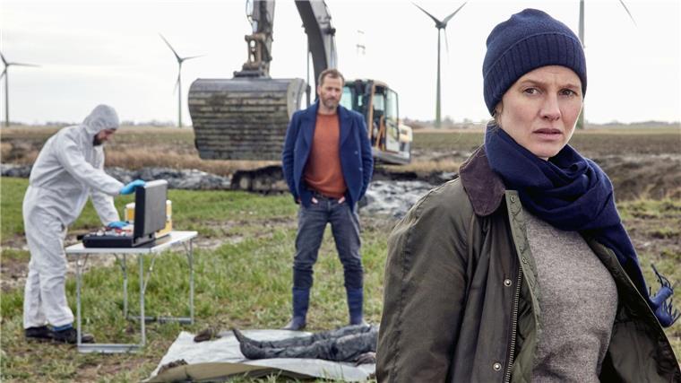 Beim „Ostfriesenschwur“ rollen die Köpfe Kommissarin Ann Kathrin Klaasen (Picco von Groote, l.) und ihr Kollege Frank Weller (Christian Erdmann, m.) am Tatort.