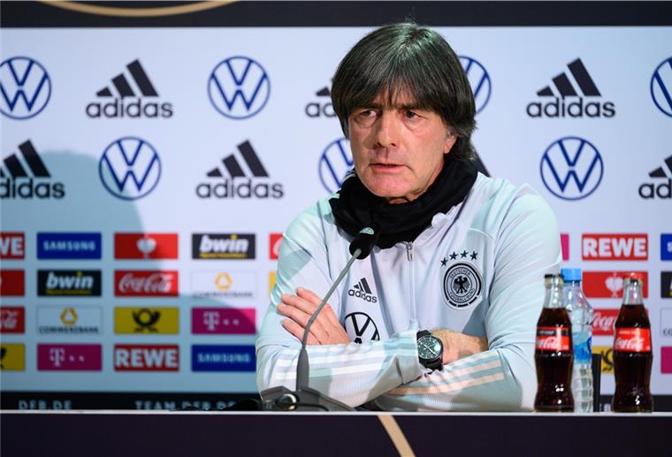 Kommt bei Kollegen nicht gut weg: Jogi Löw wird auch von Bremerhavener und Cuxländer Trainern teilweise harsch kritisiert. In einer Umfrage beziehen sie Stellung zur Leistung gegen Spanien, der Frage was sich ändern muss und ob Löw noch der richtige Mann für den Bundestrainer-Job ist.