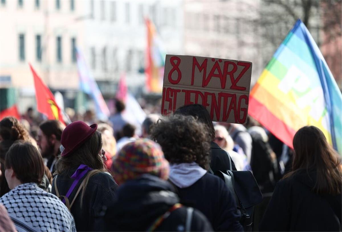 Gibt es in Niedersachsen bald einen neuen Feiertag? Das ist der aktuelle Stand Eine Teilnehmerin hält ein Schild mit der Aufschrift "8. März ist jeden Tag" auf der Demonstration «Feministische Demo zum Internationalen Frauentag».