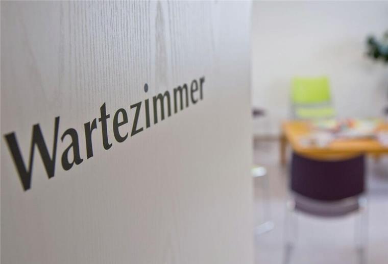 Eine Tür mit der Aufschrift Wartezimmer steht ofen. Das neue Bürgerkonto soll bald Behördengänge vereinfachen.