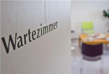 Eine Tür mit der Aufschrift Wartezimmer steht ofen. Das neue Bürgerkonto soll bald Behördengänge vereinfachen.