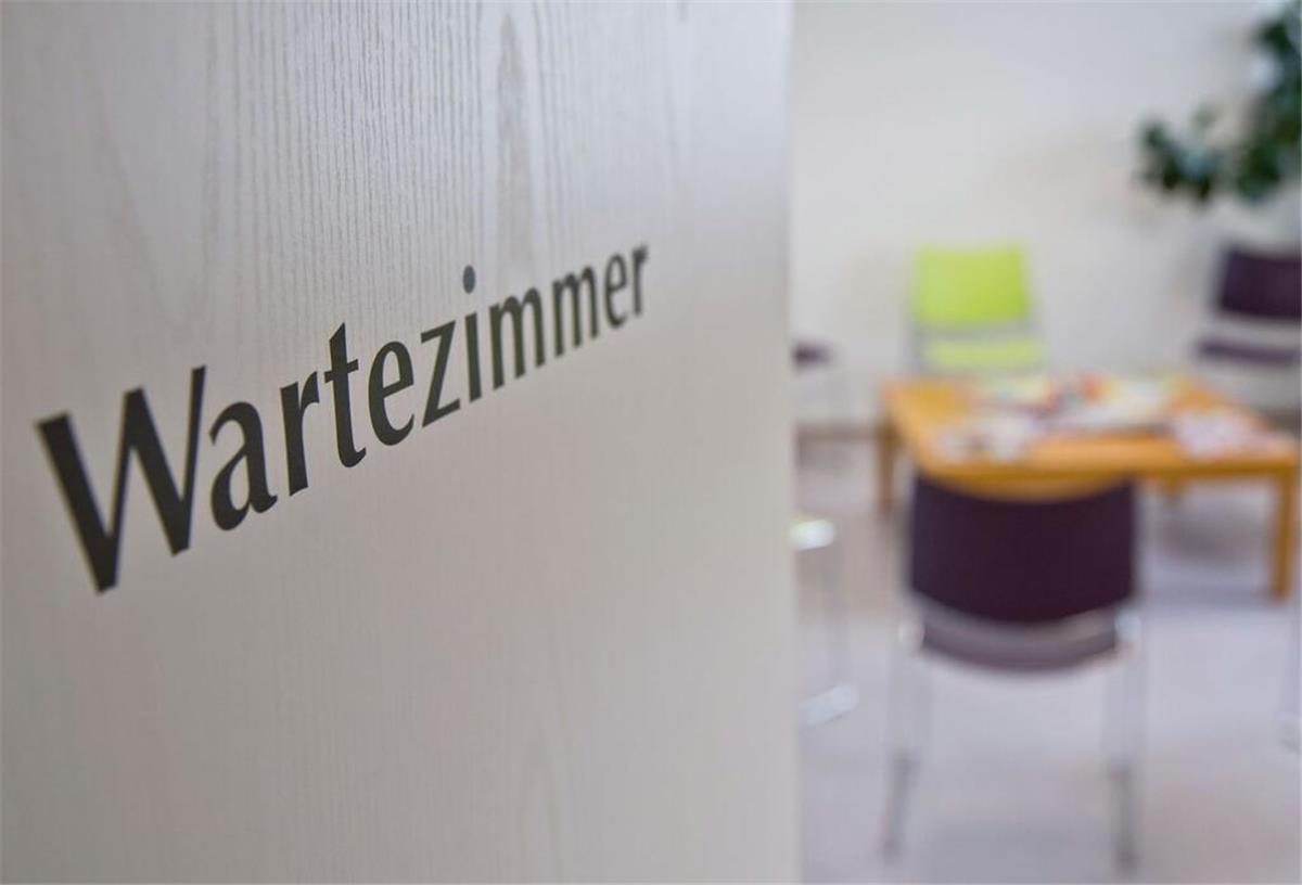 Merz-Regierung plant neue Pflicht für alle Deutschen – das Bürgerkonto kommt! Auf einer geöffneten Tür steht das Wort Wartezimmer. Das neue Bürgerkonto soll Verwaltung und Anträge in Deutschland vereinfachen.
