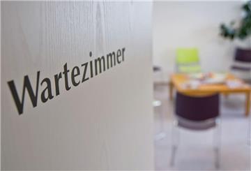 Auf einer geöffneten Tür steht das Wort Wartezimmer. Das neue Bürgerkonto soll Verwaltung und Anträge in Deutschland vereinfachen.