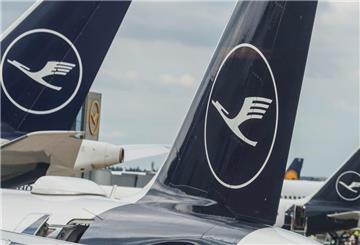 Lufthansa-Maschinen stehen auf dem Vorfeld des Flughafens Rhein-Main. 