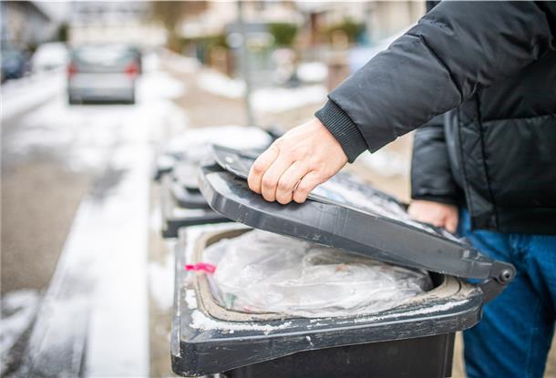 Kommt die Müllabfuhr nicht durch die Straßen, bleiben die vollen Mülltonnen stehen.