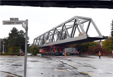Kommt eine Brücke angefahren: Trotz weiträumiger Absperrung versuchten viele Zuschauer das Spektakel zu verfolgen.