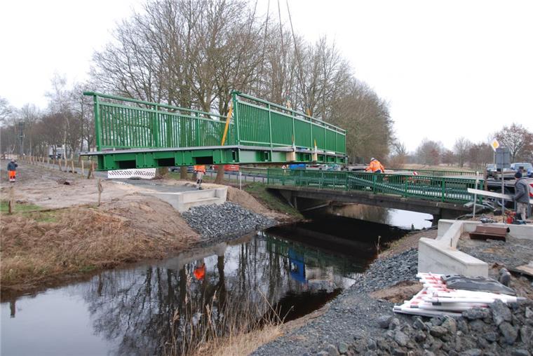 Geestland: Brücke für Radweg schwebt ein Kommt eine Brücke geflogen: Sie soll den Radweg an der K18 zwischen Flögeln und Bad Bederkesa verbinden.