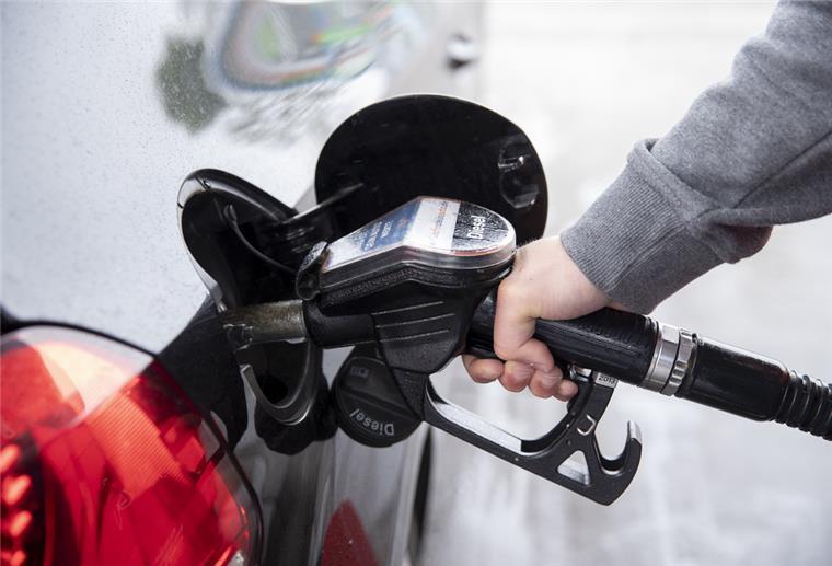 Ein Autofahrer steckt an einer Tankstelle einen Diesel-Zapfhahn in die Tanköffnung seines Fahrzeugs.