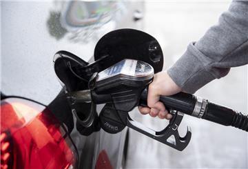 Ein Autofahrer steckt an einer Tankstelle einen Diesel-Zapfhahn in die Tanköffnung seines Fahrzeugs.