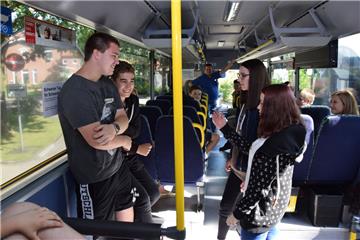 Kommunikation und ein kühler Kopf sind wichtig, wenn Buslotsen eingreifen. Mit Rollenspielen im Bus probten sie die Vorgehensweise. 
