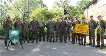 Kompaniechef Major Johannes Stricker (Vierter von links) und „Spieß“ Oberstabsfeldwebel Dirk Beckmann (links) sind mit einem Teil der 7. Kompanie vor dem Unterkunftsgebäude angetreten. 