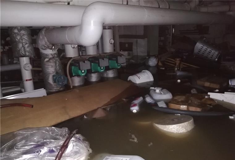 Beverstedter Grundschule nach Rohrbruch geschlossen Komplett mit Abwasser vollgelaufen waren die Kellerräume der Grundschule Beverstedt. Am Montag wurde das Wasser abgepumpt, ein Unterricht kann derzeit nicht stattfinden.