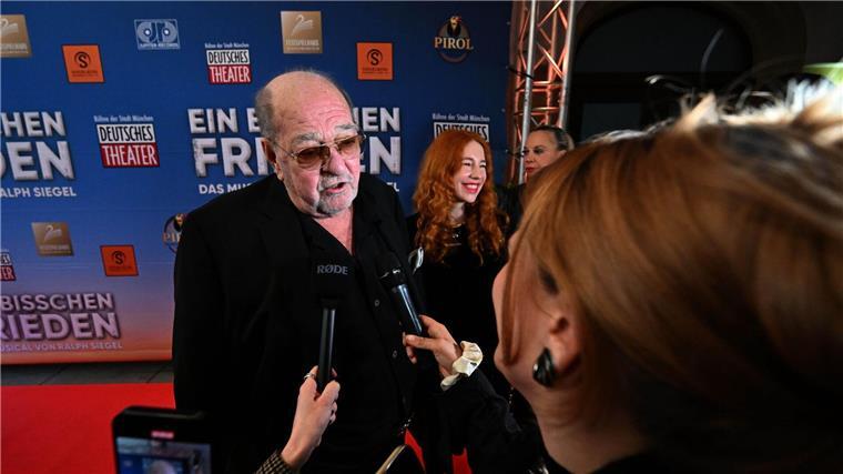Premiere von Musical: „Wir denken an Heinz Hoenig“ Komponist Ralph Siegel gibt ein Interview vor der München-Premiere seines Musicals „Ein bisschen Frieden“.