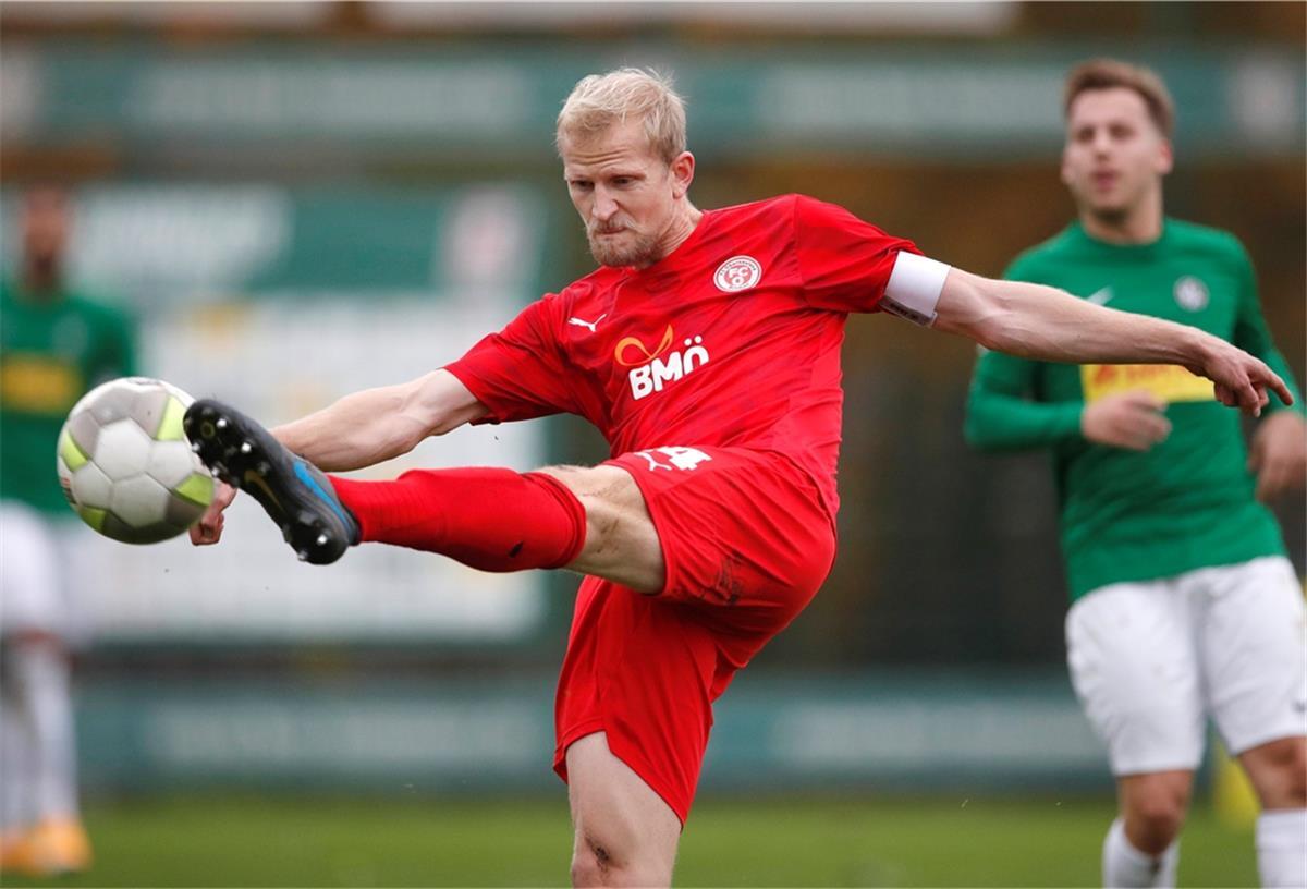 Schoppenhauer ist der Anführer beim FC Oberneuland Kompromisslos, wenn es sein muss: Ex-Profi Clemens Schoppenhauer hält die Abwehr des FC Oberneuland zusammen.