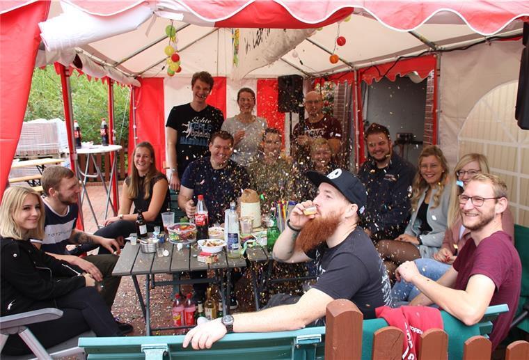 Konfetti regnet es immer wieder bei der Marktparty von Jens und Inge Nordhausen in der Taubenstraße in Rodenkirchen.