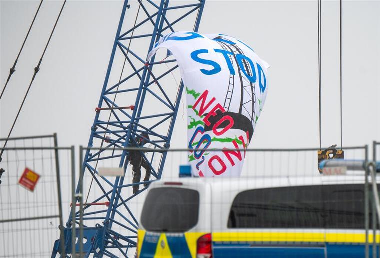 Konflikt um LNG-Terminal: Klimaschutzbewegung blockiert Brunsbüttel-Baustelle